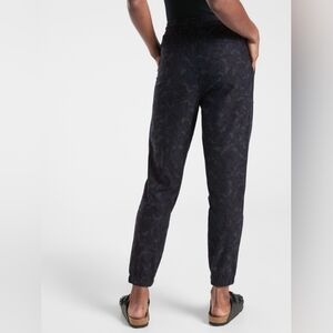 ATHLETA Printed Farallon Stratum Camo Jogger Sz 10